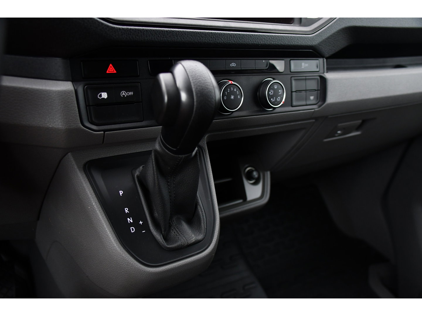Volkswagen Crafter 35 2.0 TDI L3H3 Black Edition Camera, Carplay, LED, 177pk, Automaat, Standkachel, Geveerde stoel, Uniek!