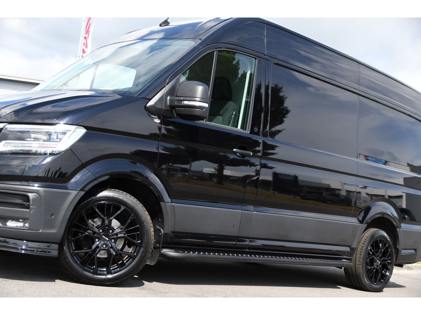 Volkswagen Crafter 35 2.0 TDI L3H3 Black Edition Camera, Carplay, LED, 177pk, Automaat, Standkachel, Geveerde stoel, Uniek!
