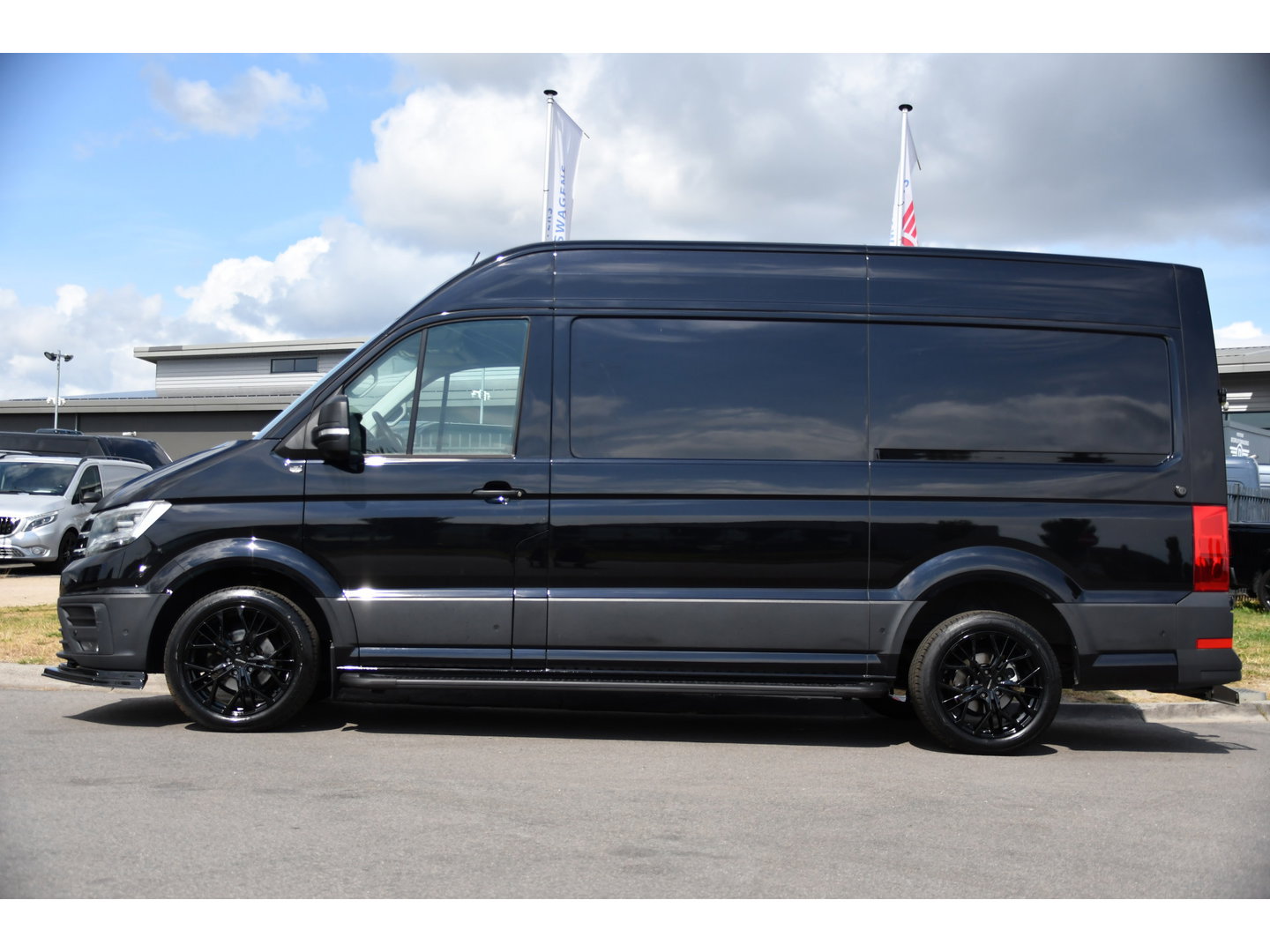 Volkswagen Crafter 35 2.0 TDI L3H3 Black Edition Camera, Carplay, LED, 177pk, Automaat, Standkachel, Geveerde stoel, Uniek!