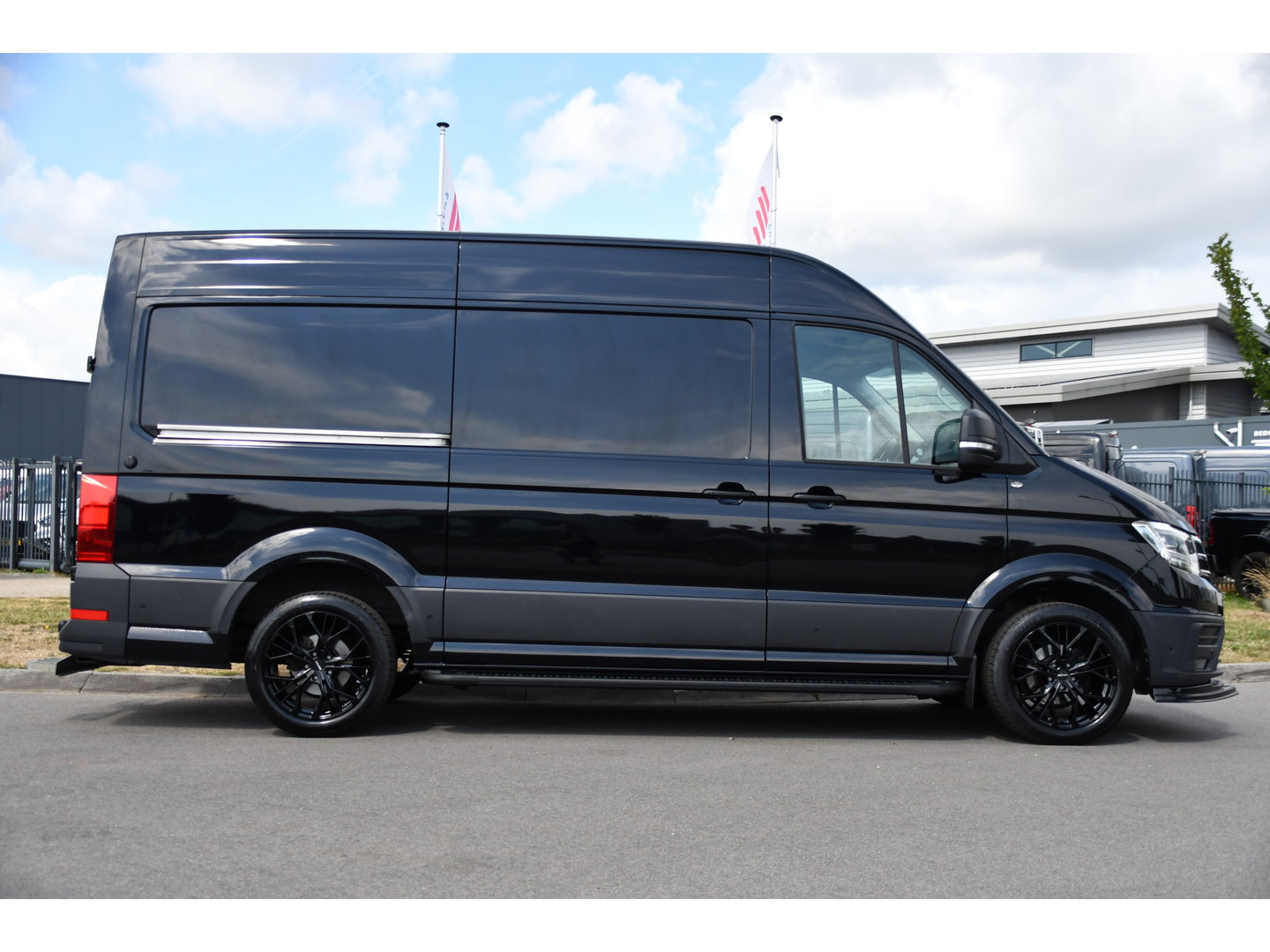 Volkswagen Crafter 35 2.0 TDI L3H3 Black Edition Camera, Carplay, LED, 177pk, Automaat, Standkachel, Geveerde stoel, Uniek!