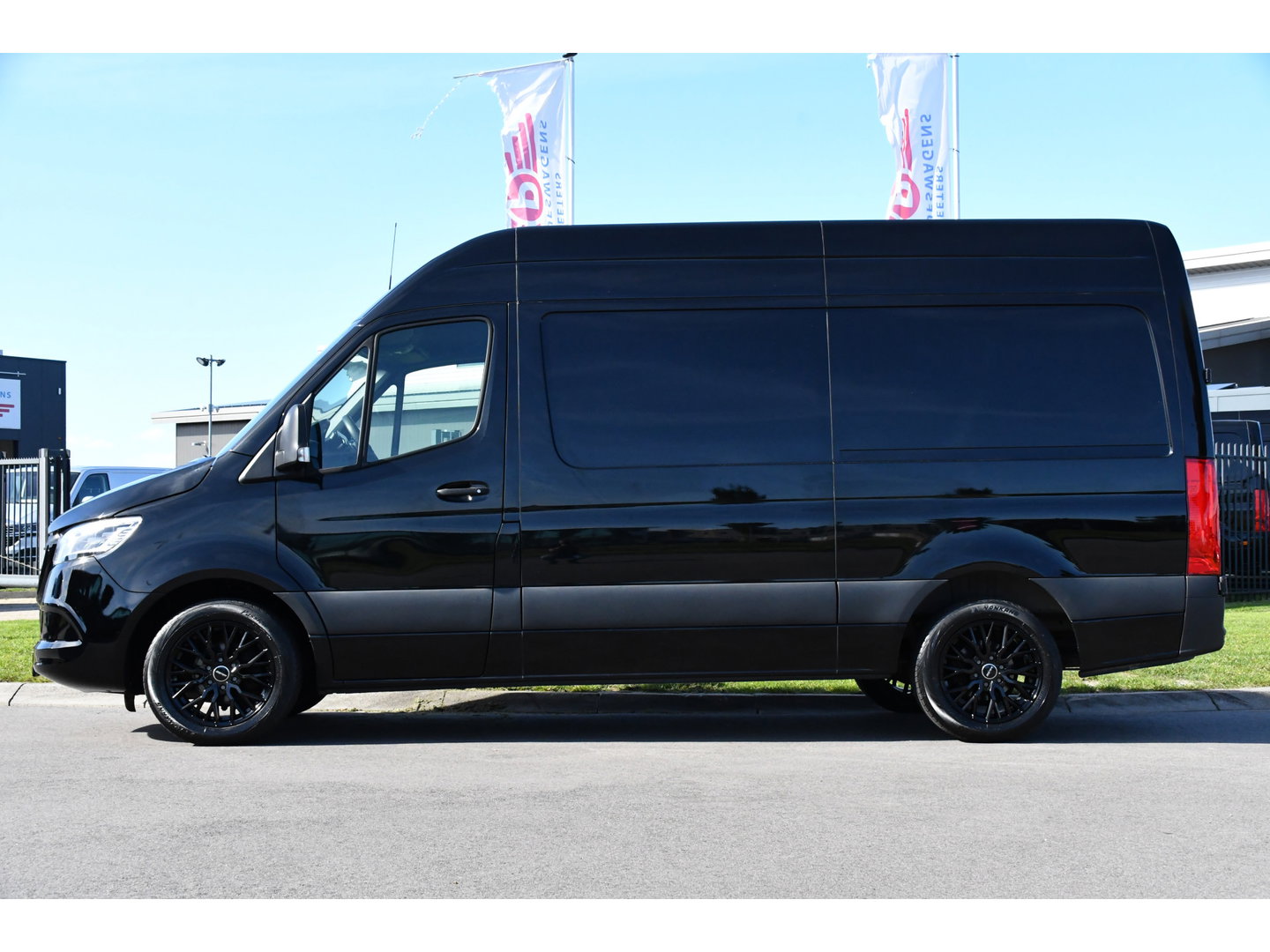 Mercedes-Benz Sprinter 315 1.9 CDI L2H2 Black Edition Camera, Cruise, Carplay, LED, 150pk, Automaat, Multimedia, Uniek!