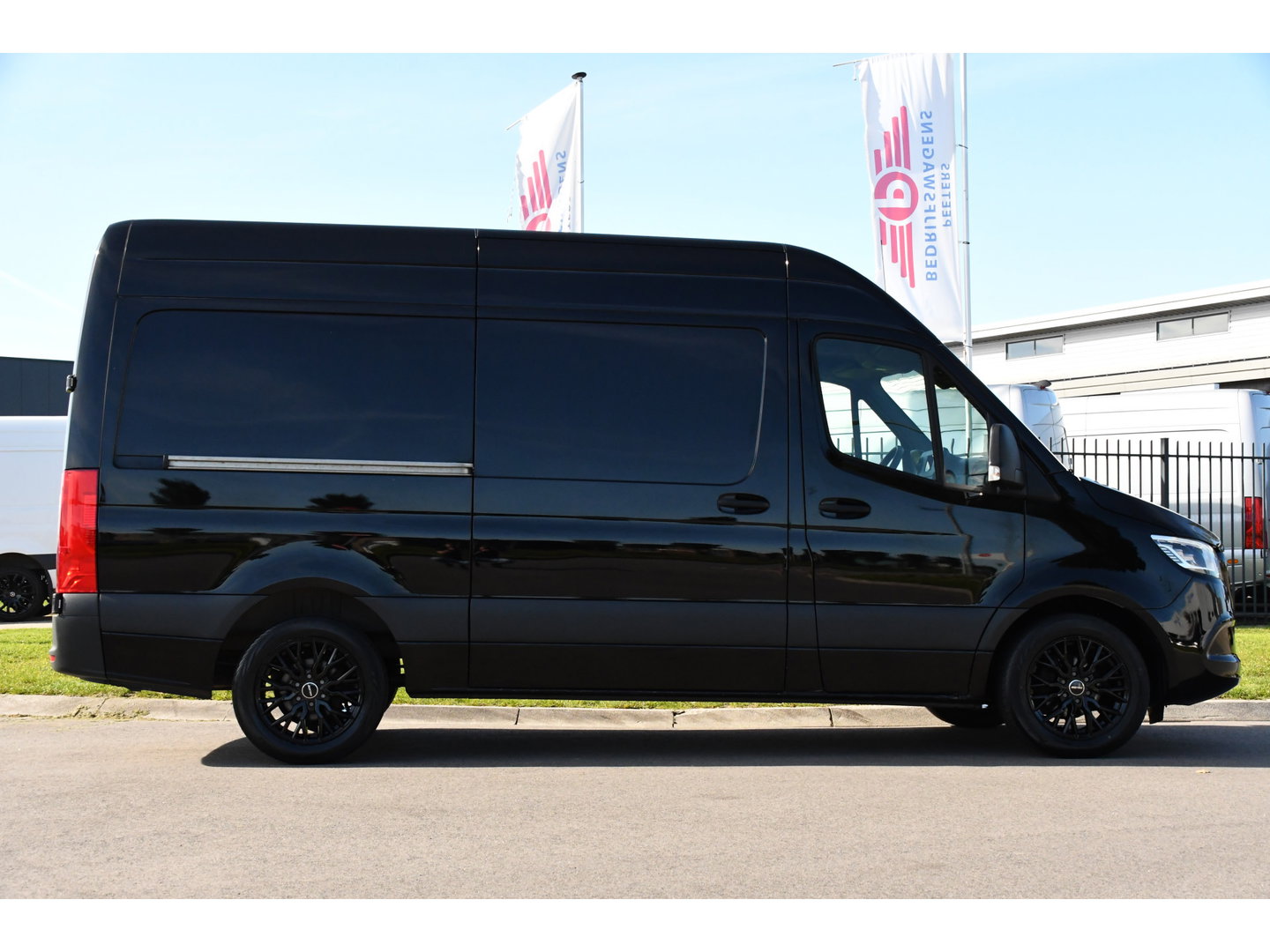 Mercedes-Benz Sprinter 315 1.9 CDI L2H2 Black Edition Camera, Cruise, Carplay, LED, 150pk, Automaat, Multimedia, Uniek!