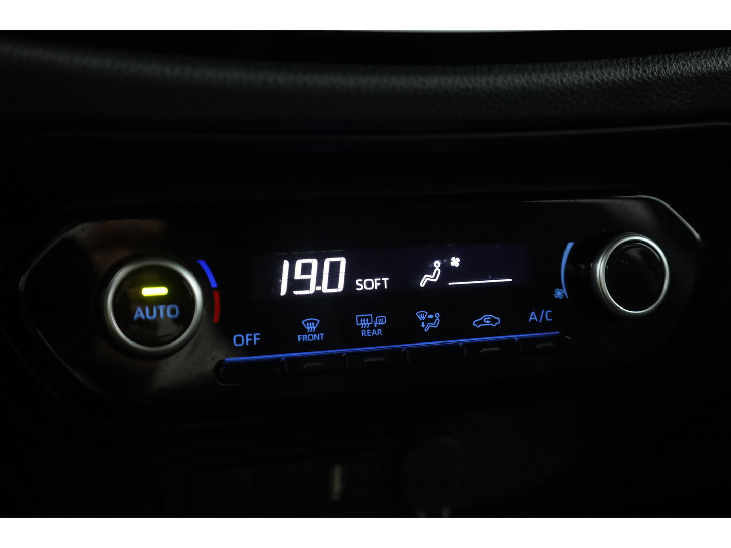 Toyota Aygo X 1.0 VVT-i MT Envy Rijklaar | Bi-Tone | JBL | Camera | Apple CarPlay | Navi | 18'' | Clima | LED