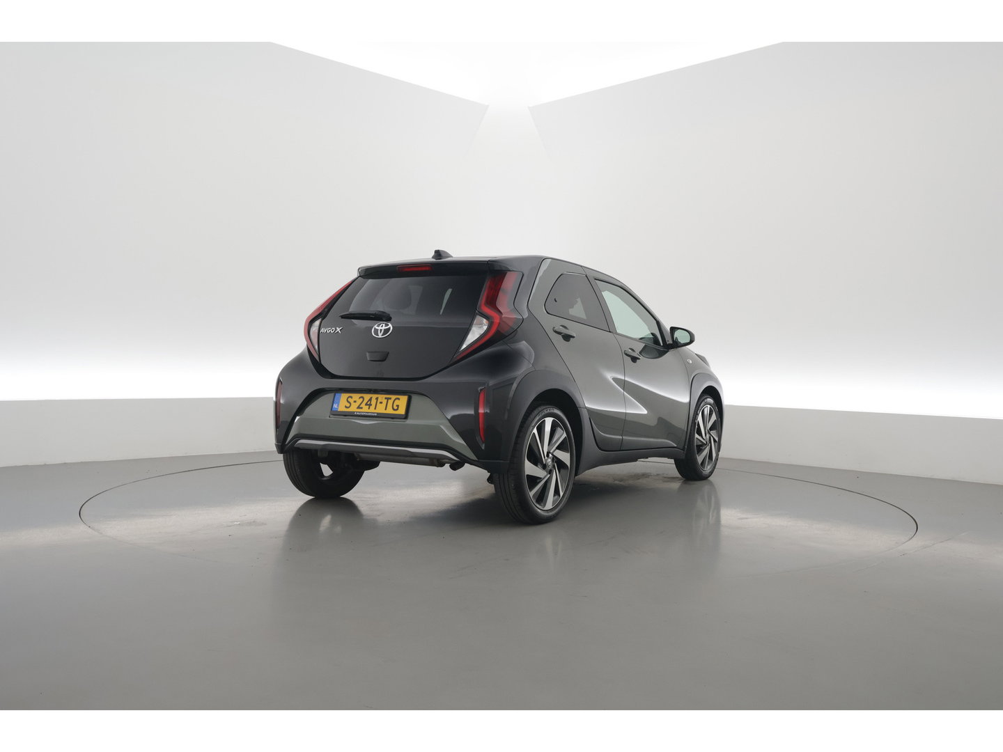 Toyota Aygo X 1.0 VVT-i MT Envy Rijklaar | Bi-Tone | JBL | Camera | Apple CarPlay | Navi | 18'' | Clima | LED