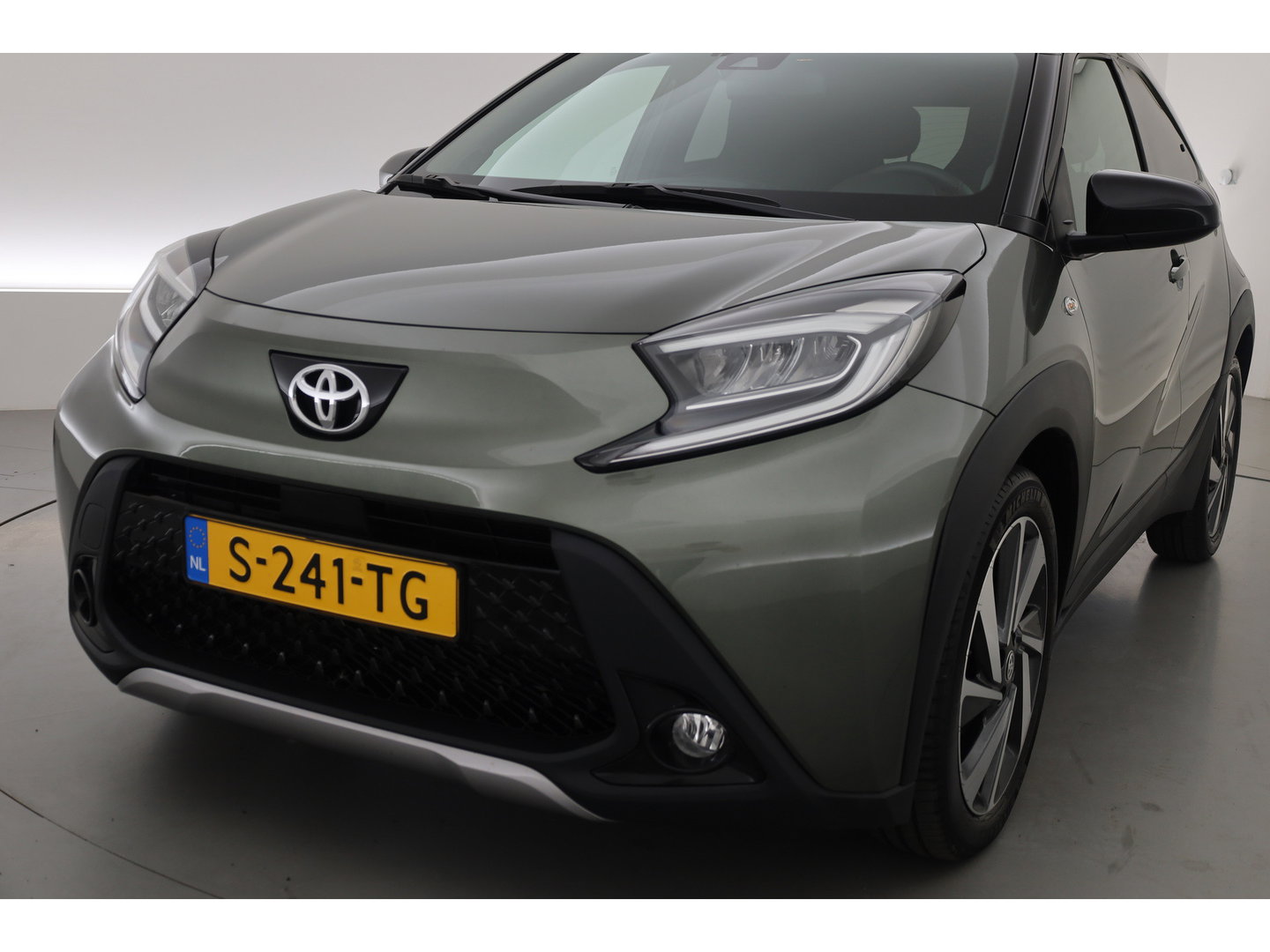 Toyota Aygo X 1.0 VVT-i MT Envy Rijklaar | Bi-Tone | JBL | Camera | Apple CarPlay | Navi | 18'' | Clima | LED