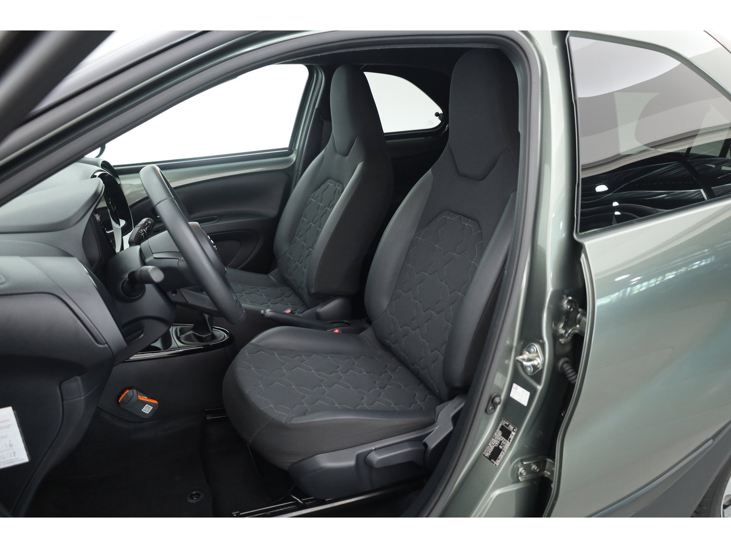 Toyota Aygo X 1.0 VVT-i MT Envy Rijklaar | Bi-Tone | JBL | Camera | Apple CarPlay | Navi | 18'' | Clima | LED