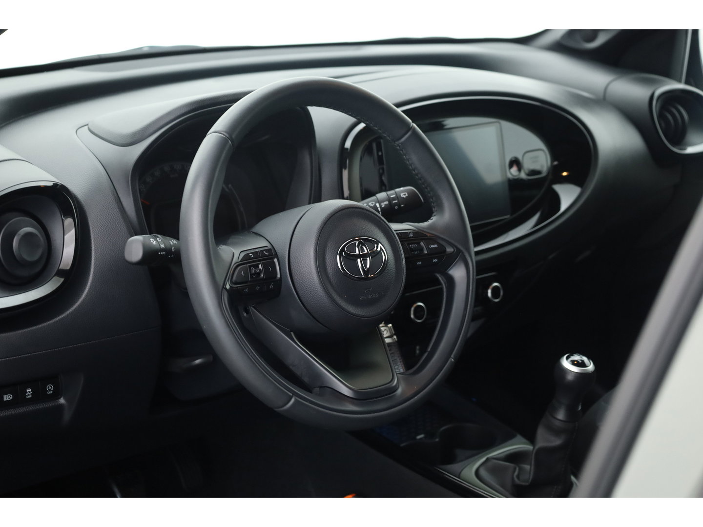 Toyota Aygo X 1.0 VVT-i MT Envy Rijklaar | Bi-Tone | JBL | Camera | Apple CarPlay | Navi | 18'' | Clima | LED