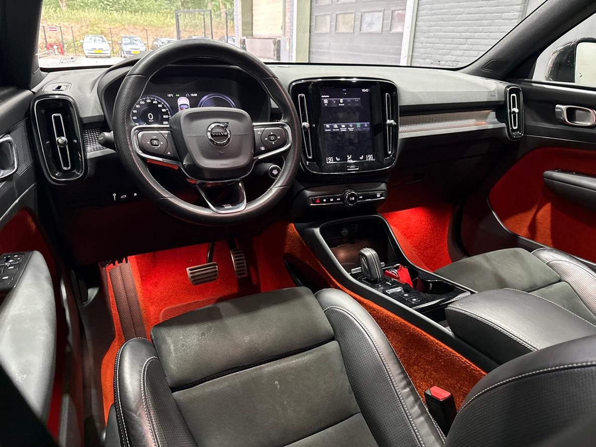 Volvo XC40 1.5 T5 Twin Engine R-Design | Panoramadak | Trekhaak | Camera | 20 Inch | Stoelverwarming | Getint Glas