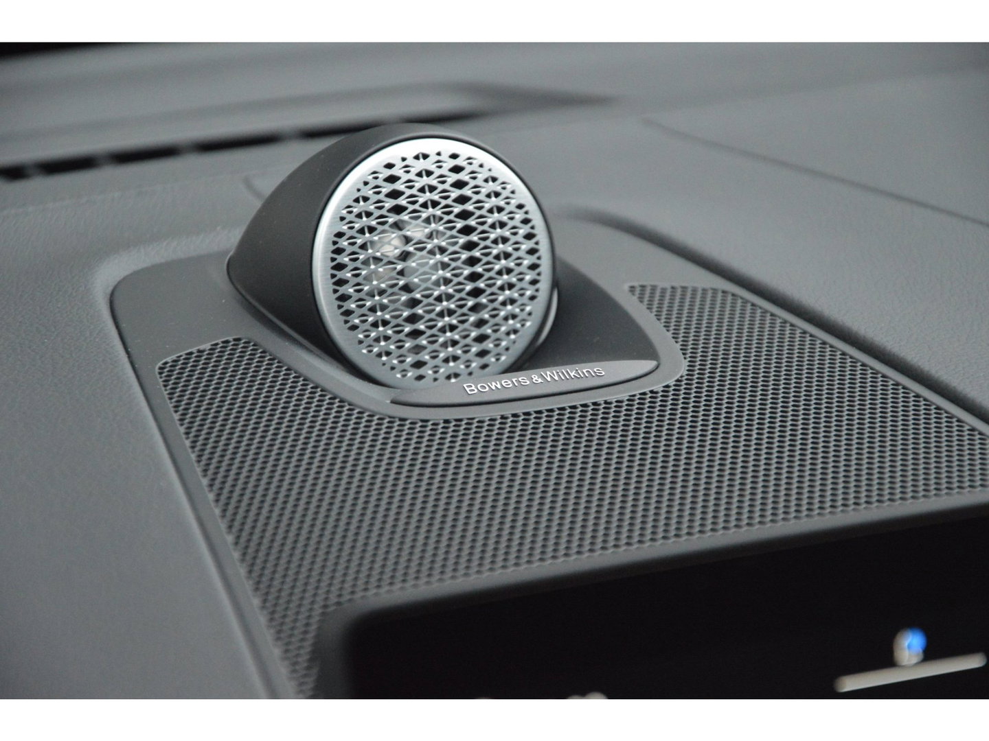 Volvo XC60 T8 Hybrid AWD Ultra Black Edition | Luchtvering | Bowers & Wilkins | Stoelventilatie | Massage | Panoramadak |