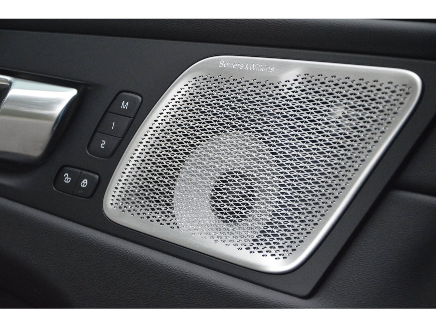 Volvo XC60 T8 Hybrid AWD Ultra Black Edition | Luchtvering | Bowers & Wilkins | Stoelventilatie | Massage | Panoramadak |