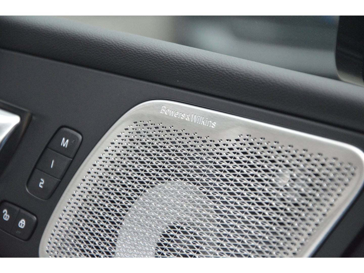 Volvo XC60 T8 Hybrid AWD Ultra Black Edition | Luchtvering | Bowers & Wilkins | Stoelventilatie | Massage | Panoramadak |