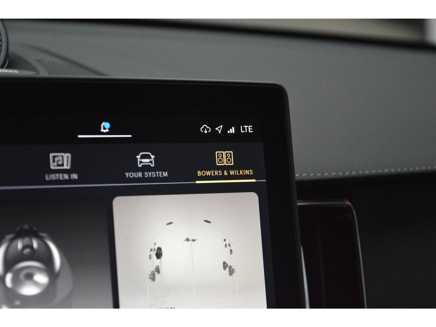 Volvo XC60 T8 Hybrid AWD Ultra Black Edition | Luchtvering | Bowers & Wilkins | Stoelventilatie | Massage | Panoramadak |