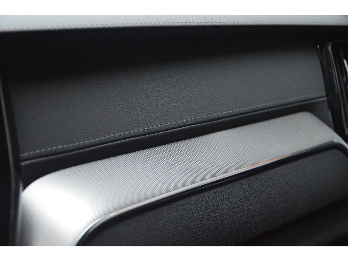 Volvo XC60 T8 Hybrid AWD Ultra Black Edition | Luchtvering | Bowers & Wilkins | Stoelventilatie | Massage | Panoramadak |