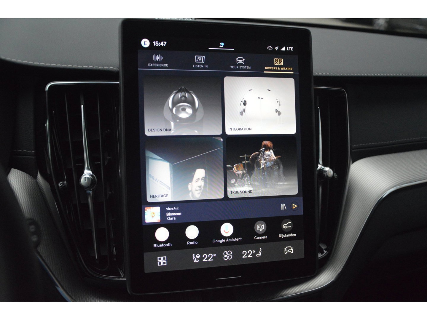 Volvo XC60 T8 Hybrid AWD Ultra Black Edition | Luchtvering | Bowers & Wilkins | Stoelventilatie | Massage | Panoramadak |