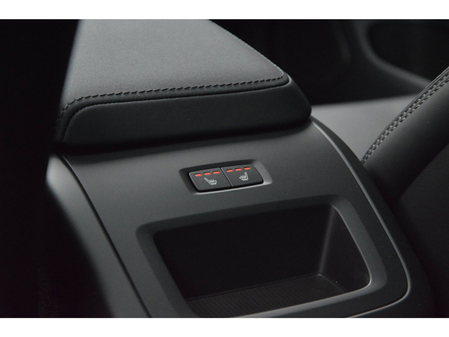Volvo XC60 T8 Hybrid AWD Ultra Black Edition | Luchtvering | Bowers & Wilkins | Stoelventilatie | Massage | Panoramadak |