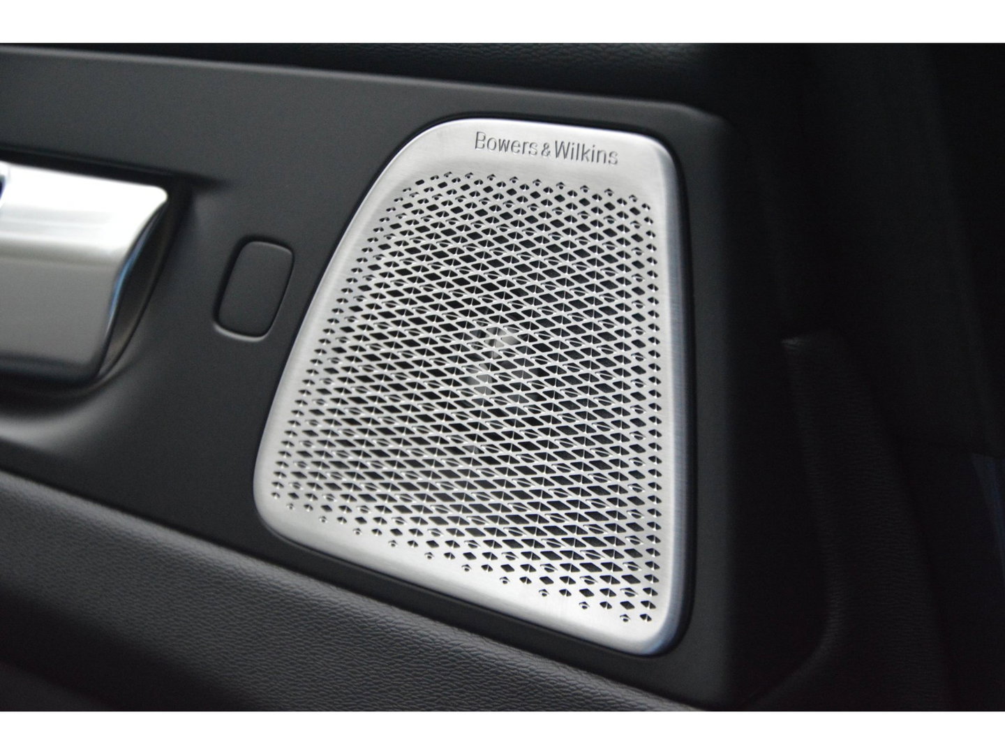 Volvo XC60 T8 Hybrid AWD Ultra Black Edition | Luchtvering | Bowers & Wilkins | Stoelventilatie | Massage | Panoramadak |
