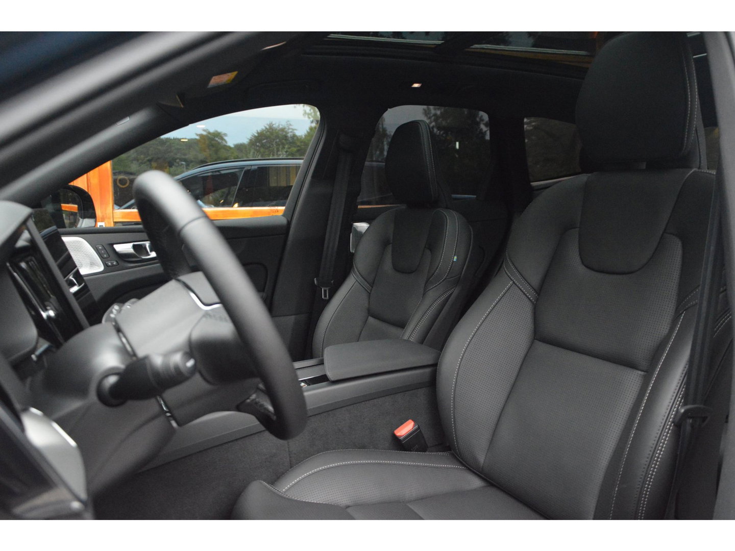 Volvo XC60 T8 Hybrid AWD Ultra Black Edition | Luchtvering | Bowers & Wilkins | Stoelventilatie | Massage | Panoramadak |