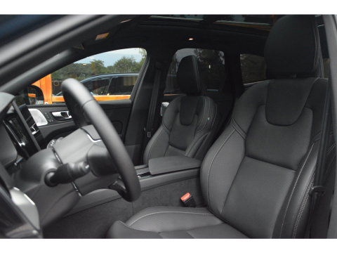 Volvo XC60 T8 Hybrid AWD Ultra Black Edition | Luchtvering | Bowers & Wilkins | Stoelventilatie | Massage | Panoramadak |