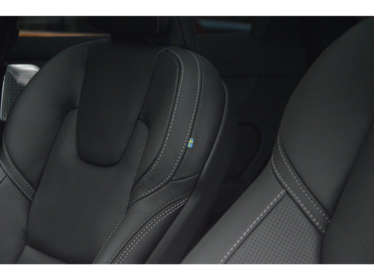 Volvo XC60 T8 Hybrid AWD Ultra Black Edition | Luchtvering | Bowers & Wilkins | Stoelventilatie | Massage | Panoramadak |