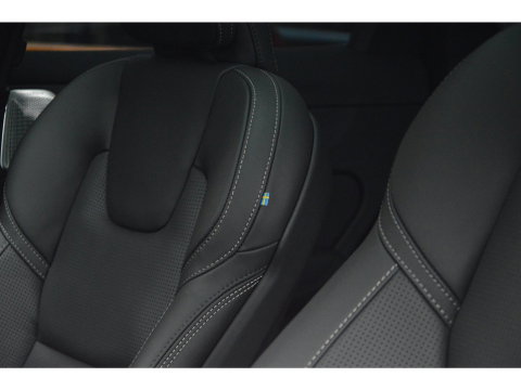 Volvo XC60 T8 Hybrid AWD Ultra Black Edition | Luchtvering | Bowers & Wilkins | Stoelventilatie | Massage | Panoramadak |