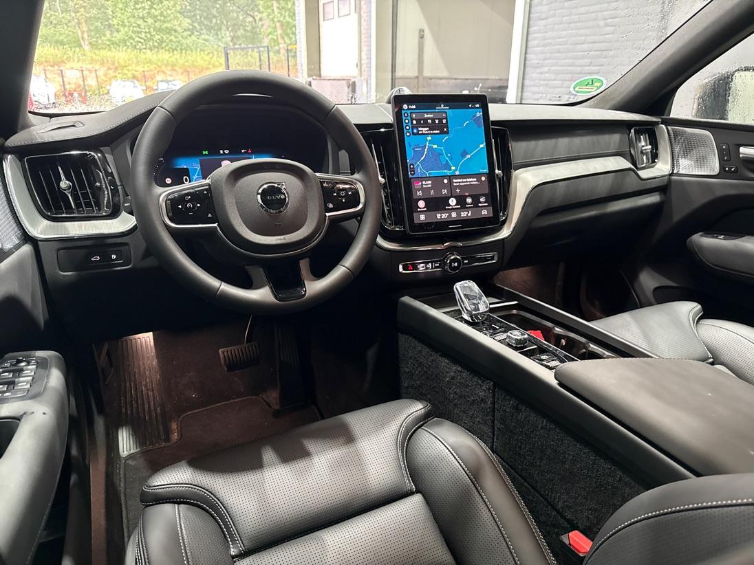 Volvo XC60 T6 Ultra Black Edition | Luchtvering | Bowers&Wilkins | Massage | Panoramadak | Trekhaak | 360° Camera | Head-Up | ACC