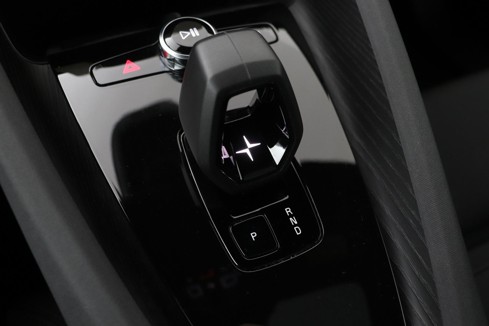 Polestar 2 Long Range Single Motor 78 kWh | Plus | Pilot | Panoramadak | Harman/Kardon | 360° Camera | Warmtepomp | BLIS | Stoel+Stuurverwarming | 20 Inch
