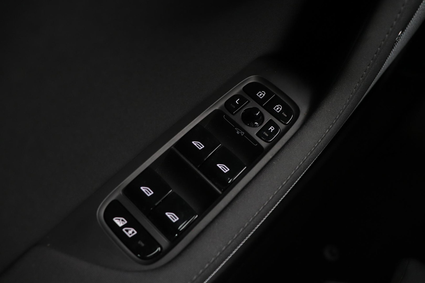 Polestar 2 Long Range Single Motor 78 kWh | Plus | Pilot | Panoramadak | Harman/Kardon | 360° Camera | Warmtepomp | BLIS | Stoel+Stuurverwarming | 20 Inch