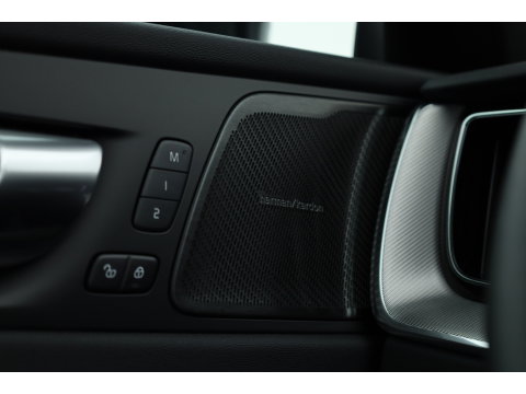 Volvo XC60 2.0 T8 Plug-in hybrid AWD Plus Black Edition | Pano | HUD | 360cam | H&K Audio | Elek. Trekhaak | Memory seats | Vapour Grey