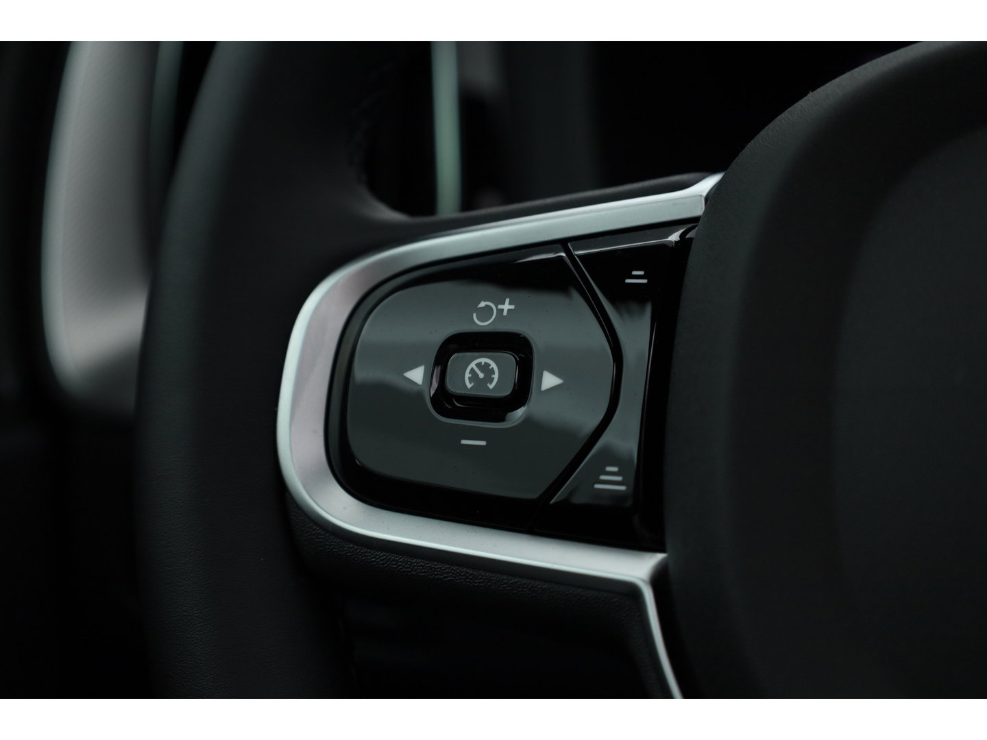 Volvo XC60 2.0 T8 Plug-in hybrid AWD Plus Black Edition | Pano | HUD | 360cam | H&K Audio | Elek. Trekhaak | Memory seats | Vapour Grey