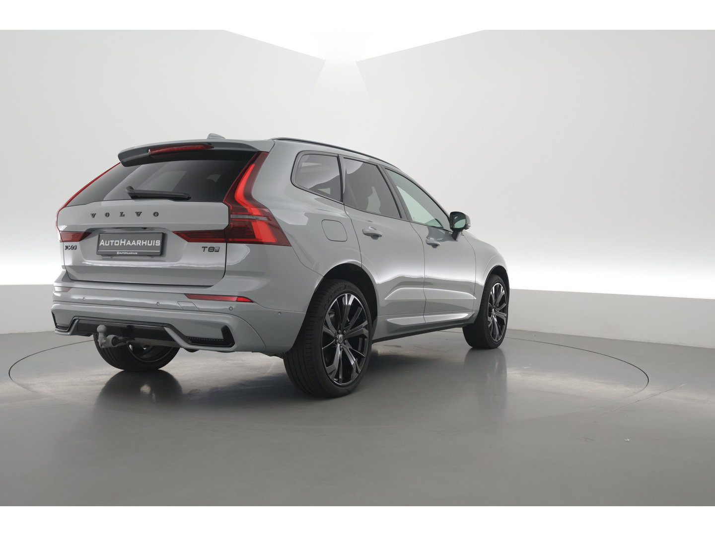 Volvo XC60 2.0 T8 Plug-in hybrid AWD Plus Black Edition | Pano | HUD | 360cam | H&K Audio | Elek. Trekhaak | Memory seats | Vapour Grey