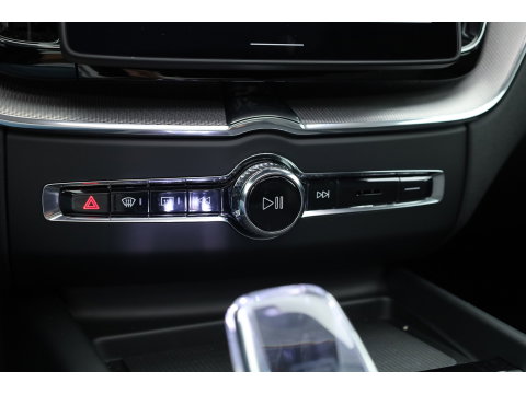 Volvo XC60 2.0 T8 Plug-in hybrid AWD Plus Black Edition | Pano | HUD | 360cam | H&K Audio | Elek. Trekhaak | Memory seats | Vapour Grey