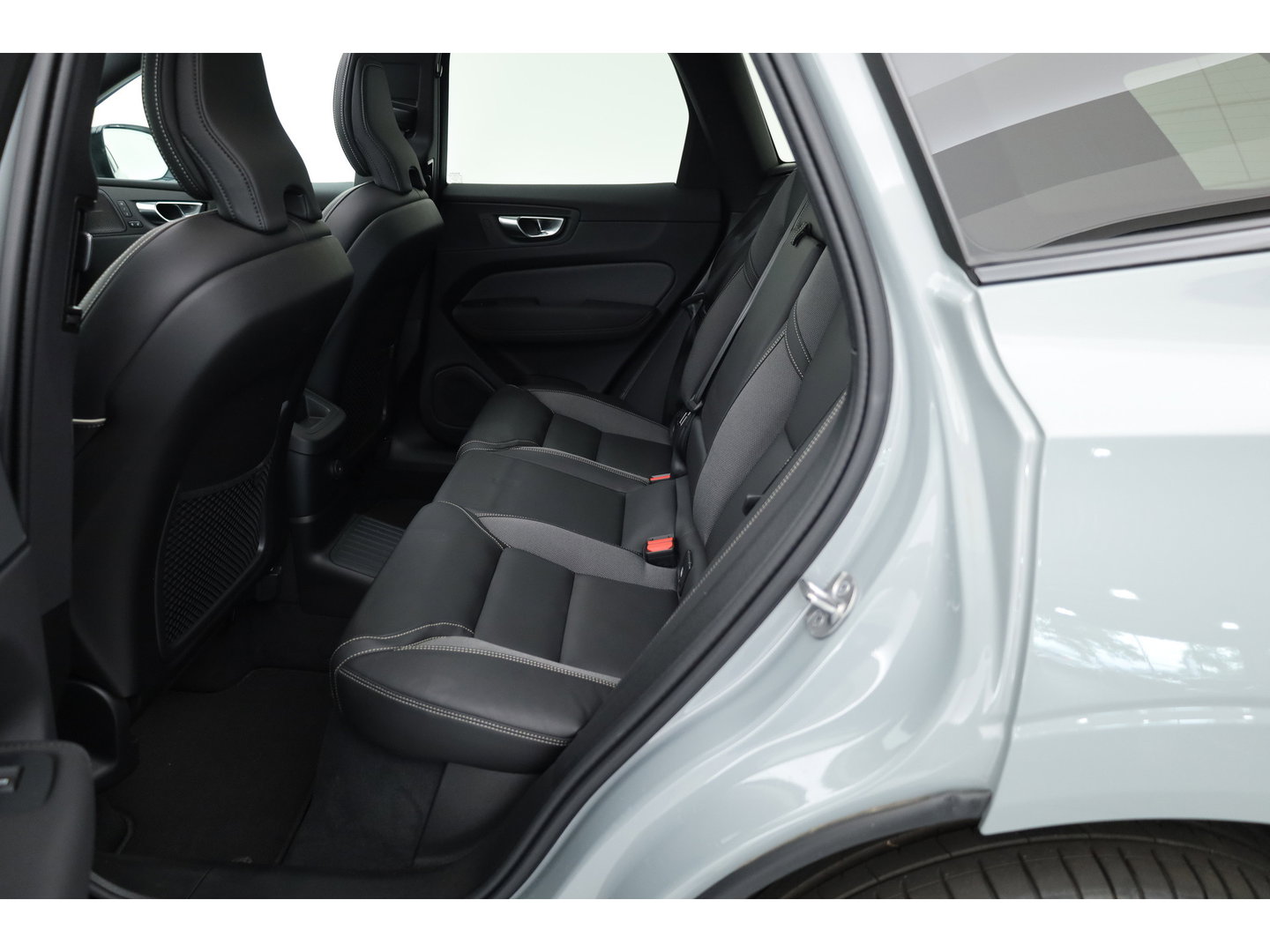 Volvo XC60 2.0 T8 Plug-in hybrid AWD Plus Black Edition | Pano | HUD | 360cam | H&K Audio | Elek. Trekhaak | Memory seats | Vapour Grey