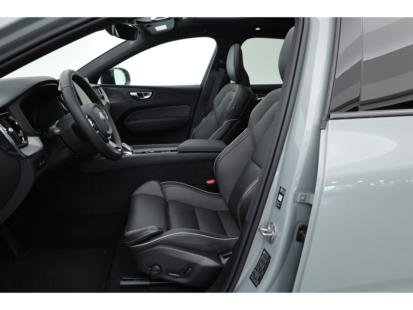Volvo XC60 2.0 T8 Plug-in hybrid AWD Plus Black Edition | Pano | HUD | 360cam | H&K Audio | Elek. Trekhaak | Memory seats | Vapour Grey
