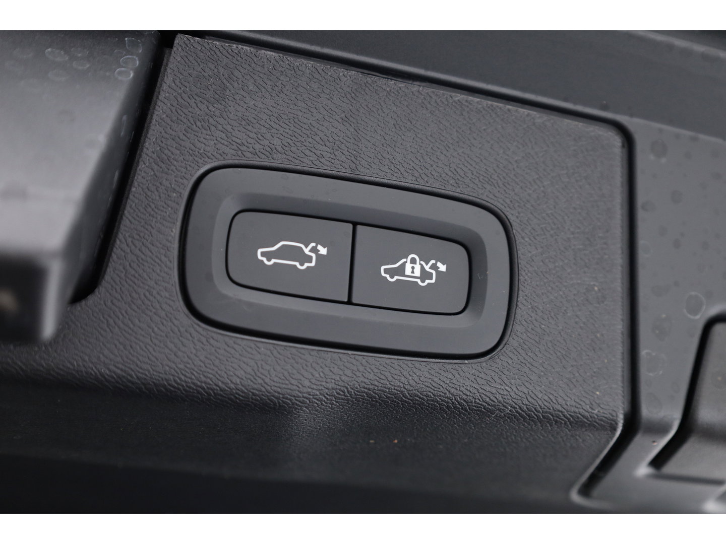 Volvo XC60 2.0 T8 Plug-in hybrid AWD Plus Black Edition | Pano | HUD | 360cam | H&K Audio | Elek. Trekhaak | Memory seats | Vapour Grey