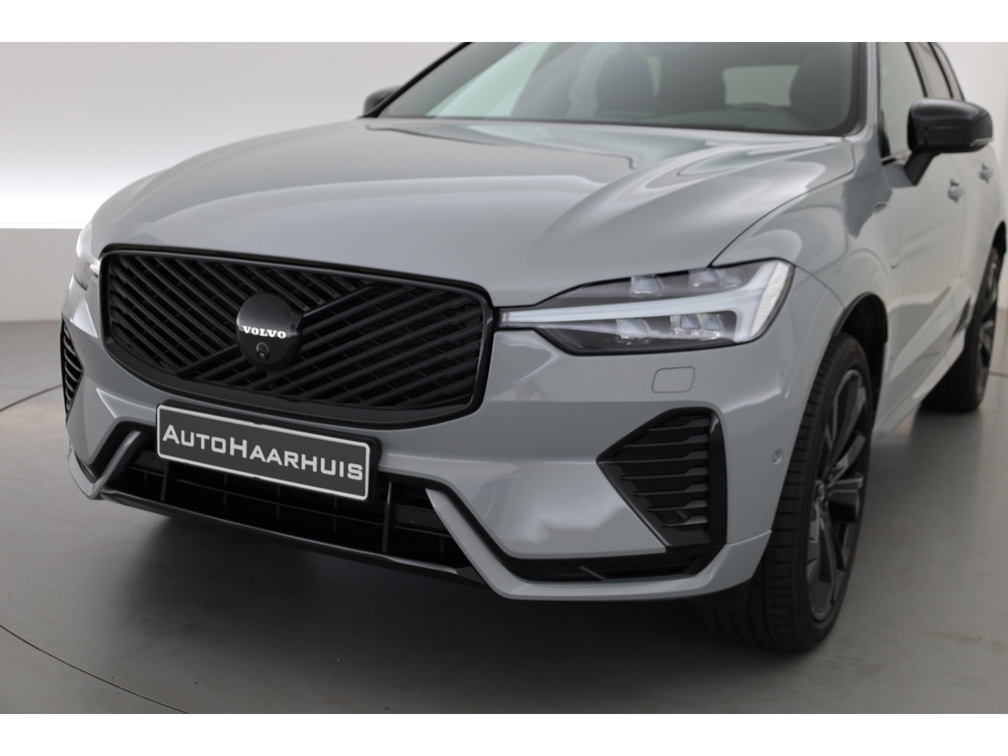 Volvo XC60 2.0 T8 Plug-in hybrid AWD Plus Black Edition | Pano | HUD | 360cam | H&K Audio | Elek. Trekhaak | Memory seats | Vapour Grey