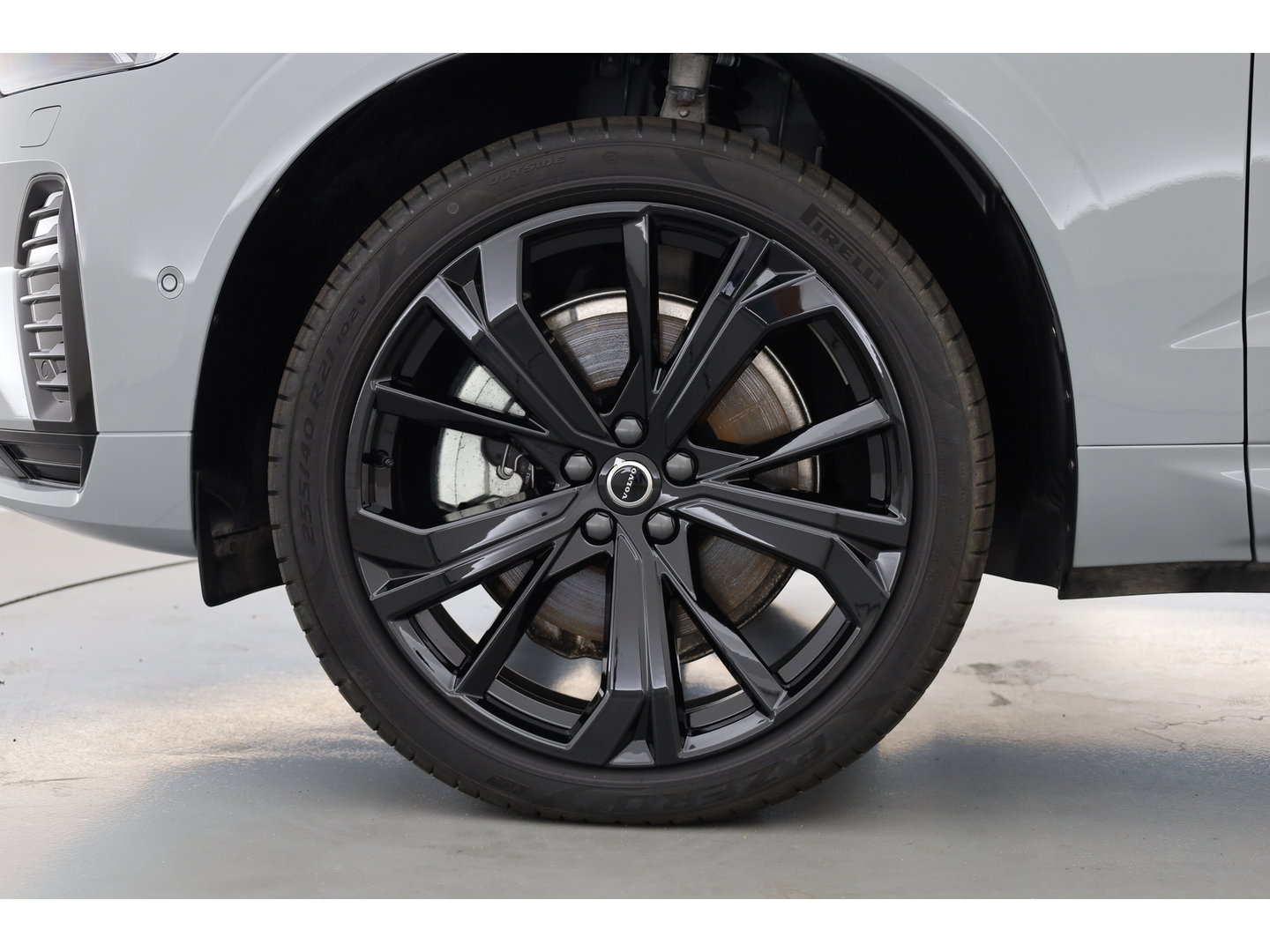 Volvo XC60 2.0 T8 Plug-in hybrid AWD Plus Black Edition | Pano | HUD | 360cam | H&K Audio | Elek. Trekhaak | Memory seats | Vapour Grey