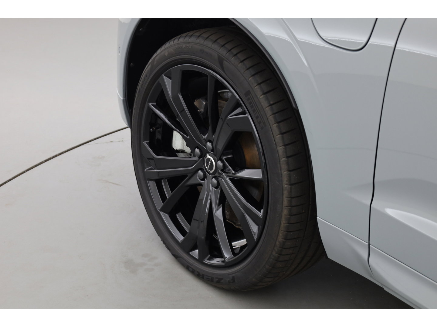 Volvo XC60 2.0 T8 Plug-in hybrid AWD Plus Black Edition | Pano | HUD | 360cam | H&K Audio | Elek. Trekhaak | Memory seats | Vapour Grey