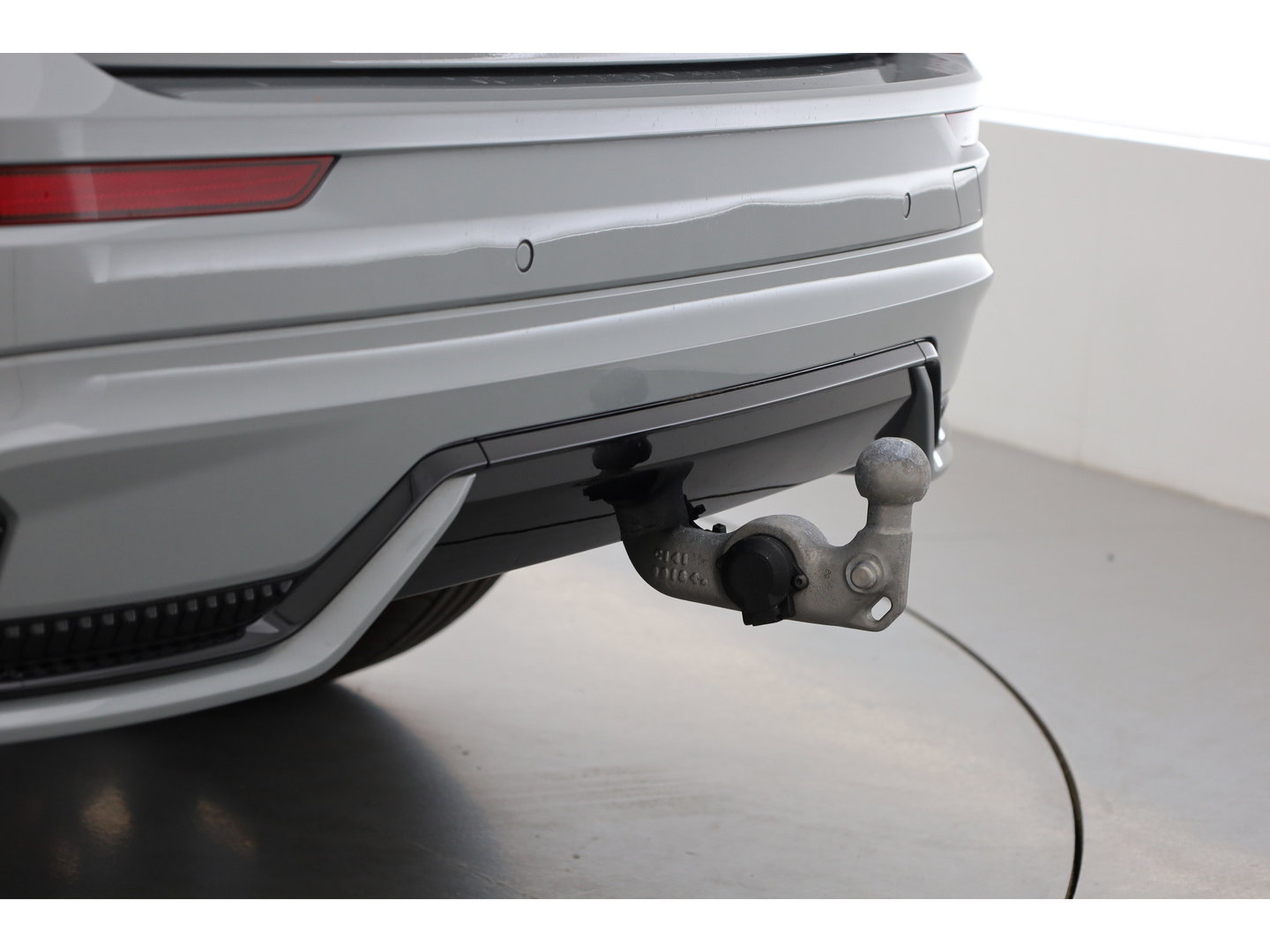 Volvo XC60 2.0 T8 Plug-in hybrid AWD Plus Black Edition | Pano | HUD | 360cam | H&K Audio | Elek. Trekhaak | Memory seats | Vapour Grey