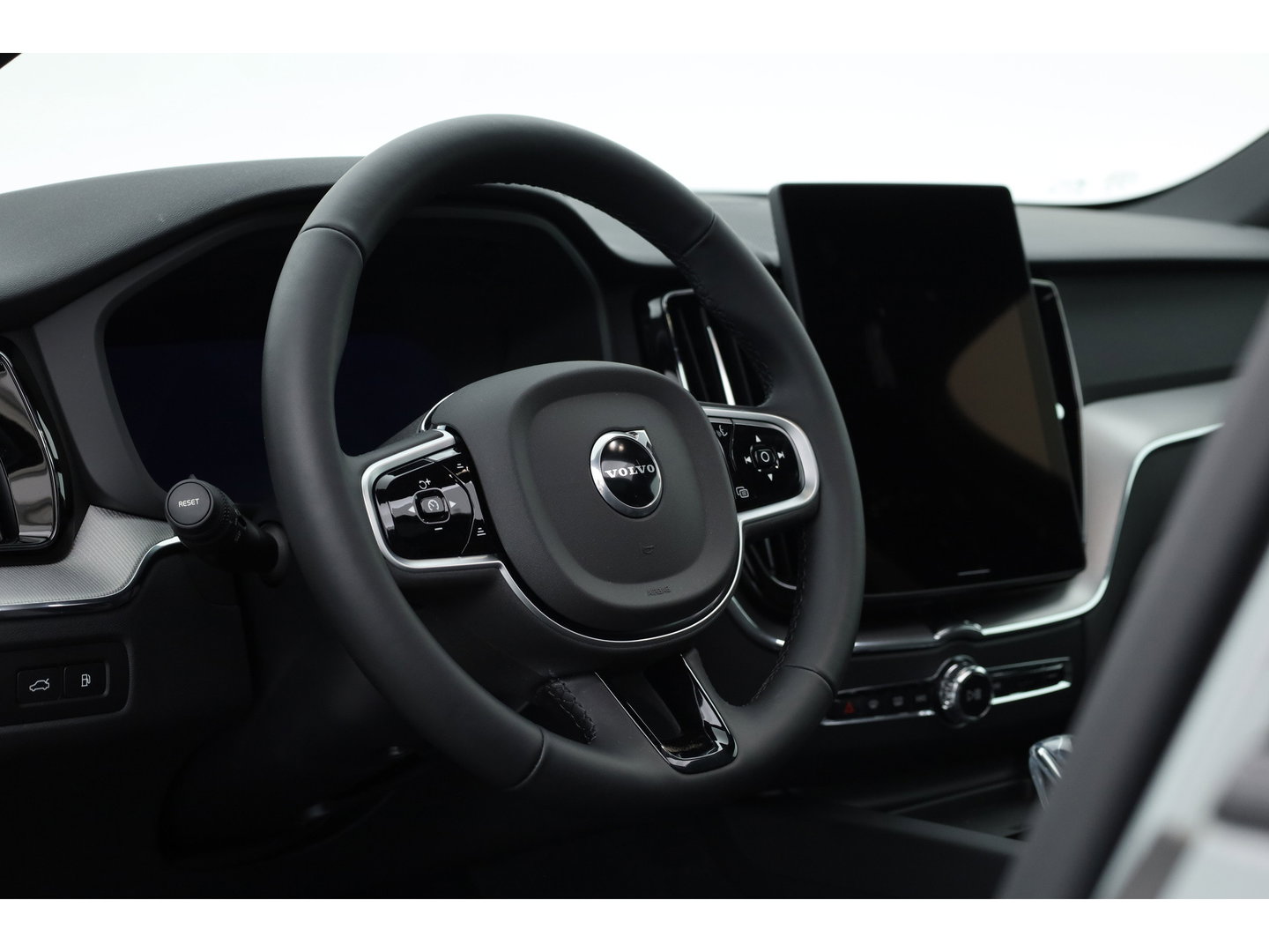 Volvo XC60 2.0 T8 Plug-in hybrid AWD Plus Black Edition | Pano | HUD | 360cam | H&K Audio | Elek. Trekhaak | Memory seats | Vapour Grey
