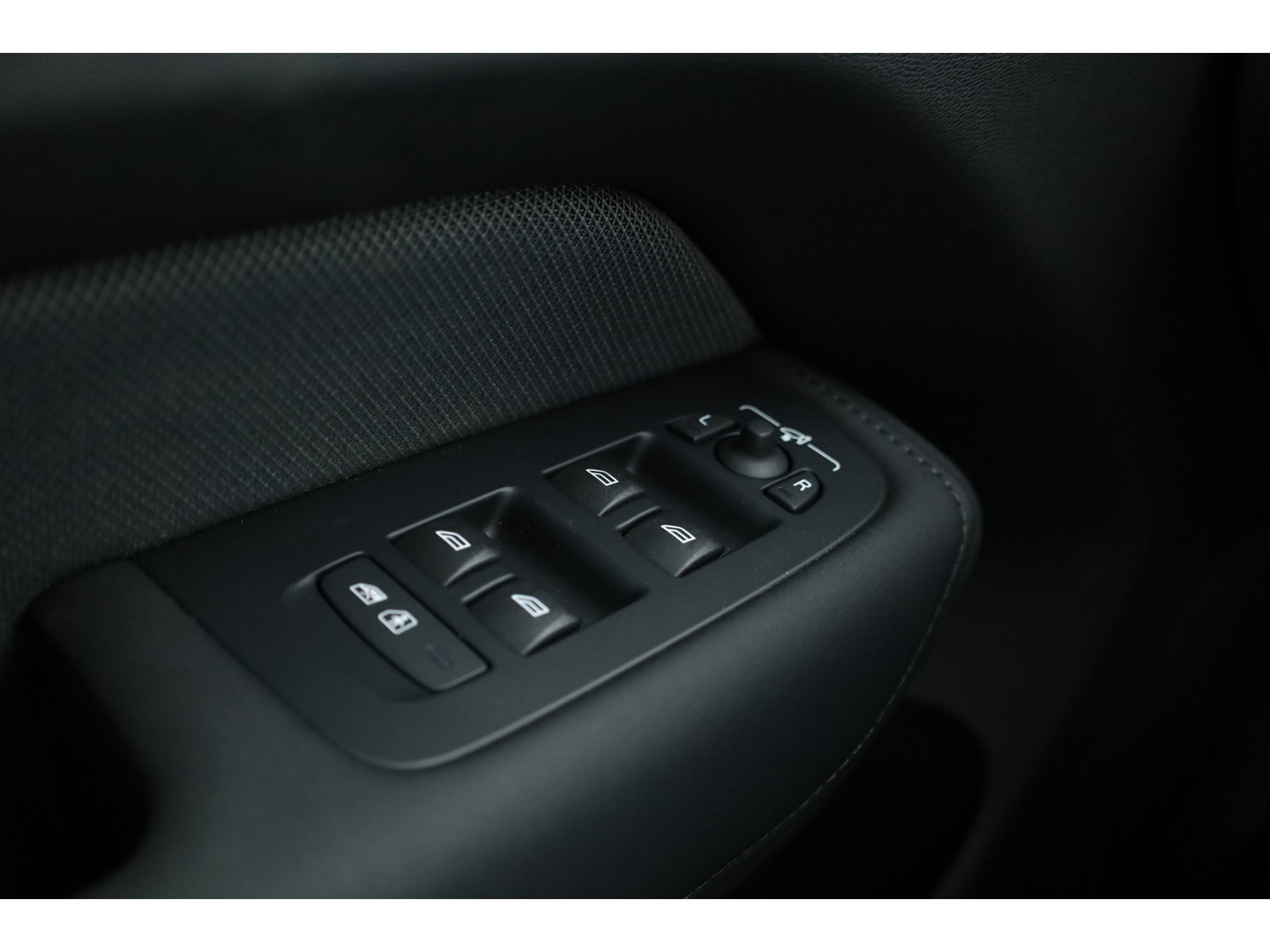 Volvo XC60 2.0 T8 Plug-in hybrid AWD Plus Black Edition | Pano | HUD | 360cam | H&K Audio | Elek. Trekhaak | Memory seats | Vapour Grey