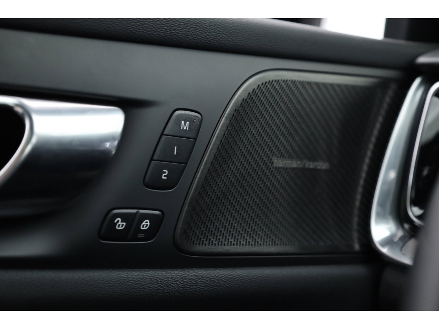 Volvo V60 2.0 B4 Ultra Dark | Pano | HUD | 360cam | Memory | Google info. | Pilot Assist | Stoel- Stuurverw. | H&K Audio