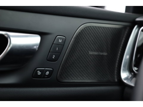 Volvo V60 2.0 B4 Ultra Dark | Pano | HUD | 360cam | Memory | Google info. | Pilot Assist | Stoel- Stuurverw. | H&K Audio