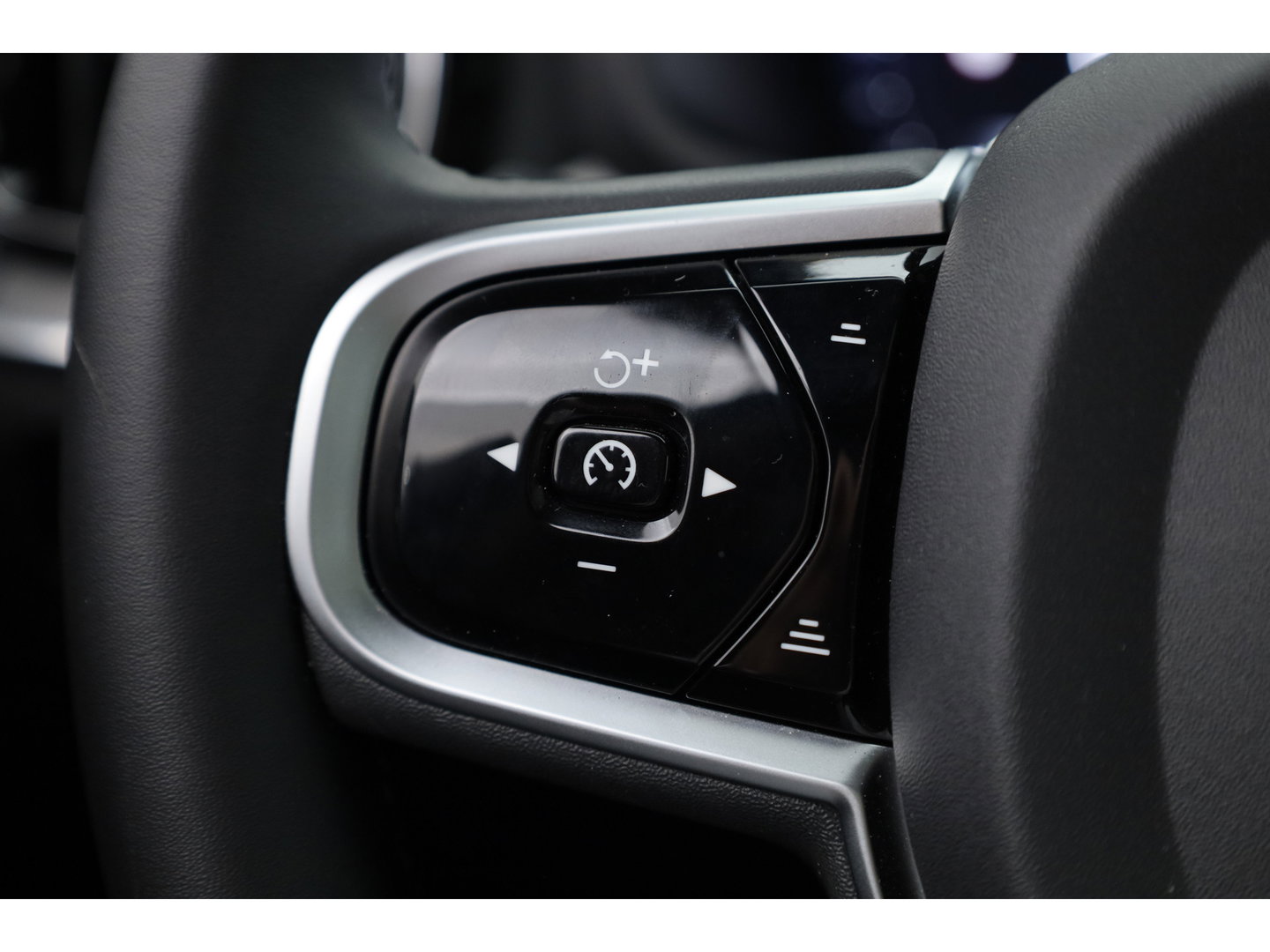 Volvo V60 2.0 B4 Ultra Dark | Pano | HUD | 360cam | Memory | Google info. | Pilot Assist | Stoel- Stuurverw. | H&K Audio