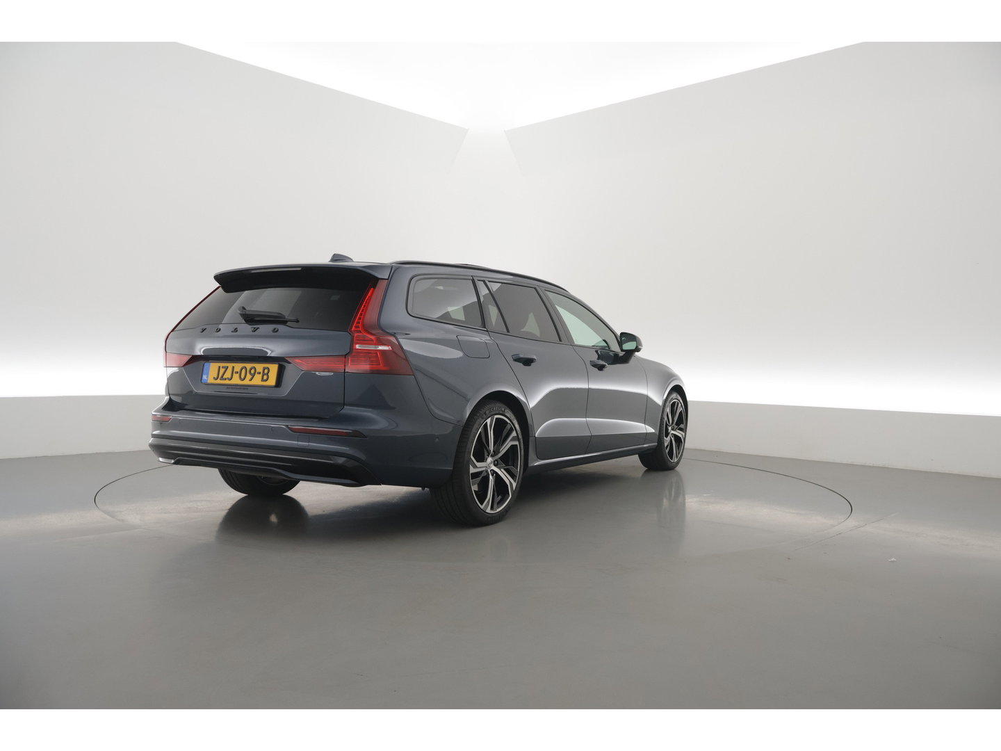 Volvo V60 2.0 B4 Ultra Dark | Pano | HUD | 360cam | Memory | Google info. | Pilot Assist | Stoel- Stuurverw. | H&K Audio