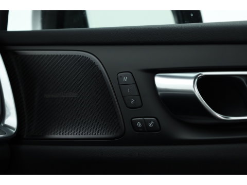 Volvo V60 2.0 B4 Ultra Dark | Pano | HUD | 360cam | Memory | Google info. | Pilot Assist | Stoel- Stuurverw. | H&K Audio