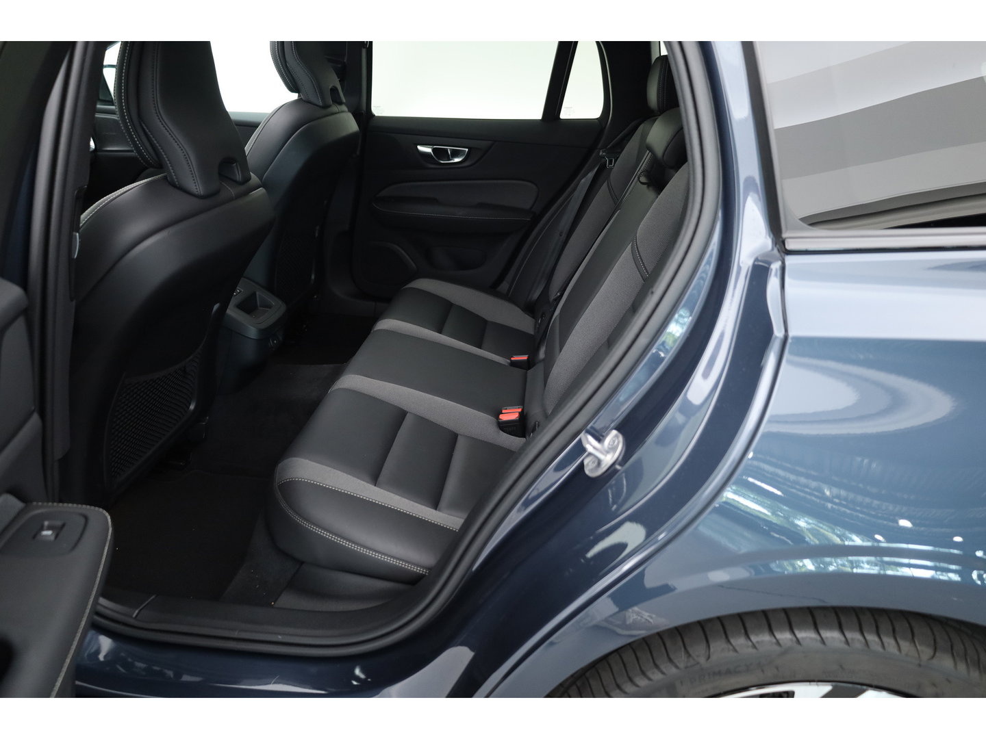 Volvo V60 2.0 B4 Ultra Dark | Pano | HUD | 360cam | Memory | Google info. | Pilot Assist | Stoel- Stuurverw. | H&K Audio