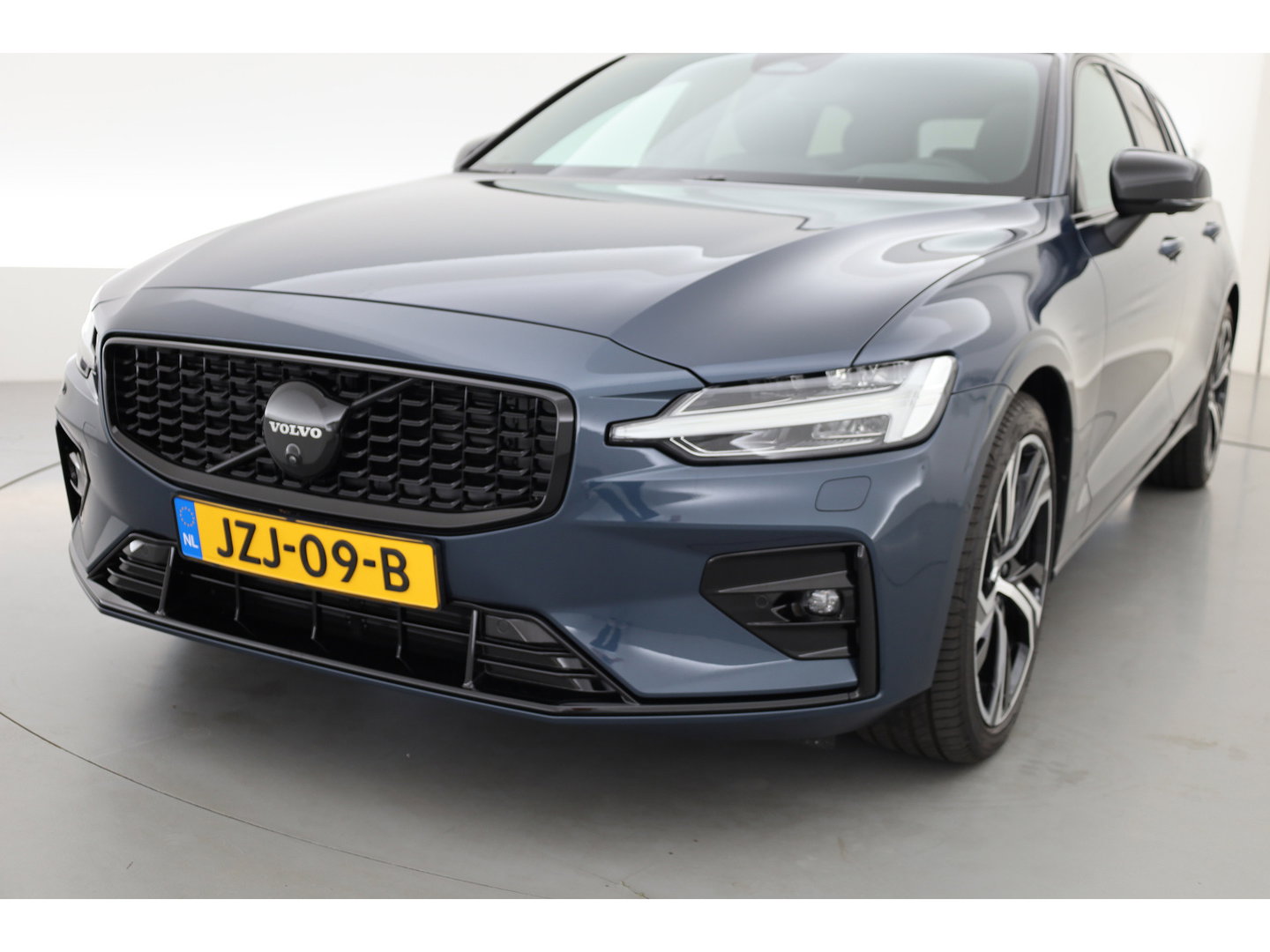 Volvo V60 2.0 B4 Ultra Dark | Pano | HUD | 360cam | Memory | Google info. | Pilot Assist | Stoel- Stuurverw. | H&K Audio