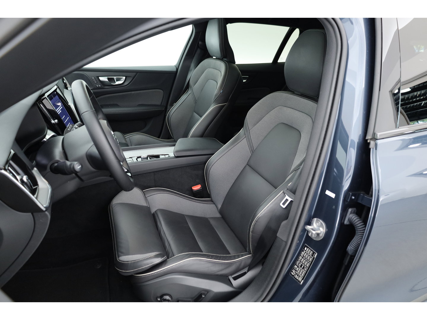 Volvo V60 2.0 B4 Ultra Dark | Pano | HUD | 360cam | Memory | Google info. | Pilot Assist | Stoel- Stuurverw. | H&K Audio