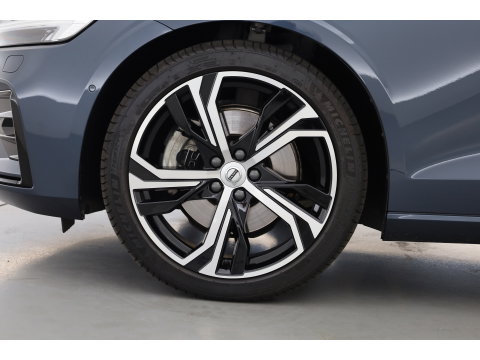 Volvo V60 2.0 B4 Ultra Dark | Pano | HUD | 360cam | Memory | Google info. | Pilot Assist | Stoel- Stuurverw. | H&K Audio