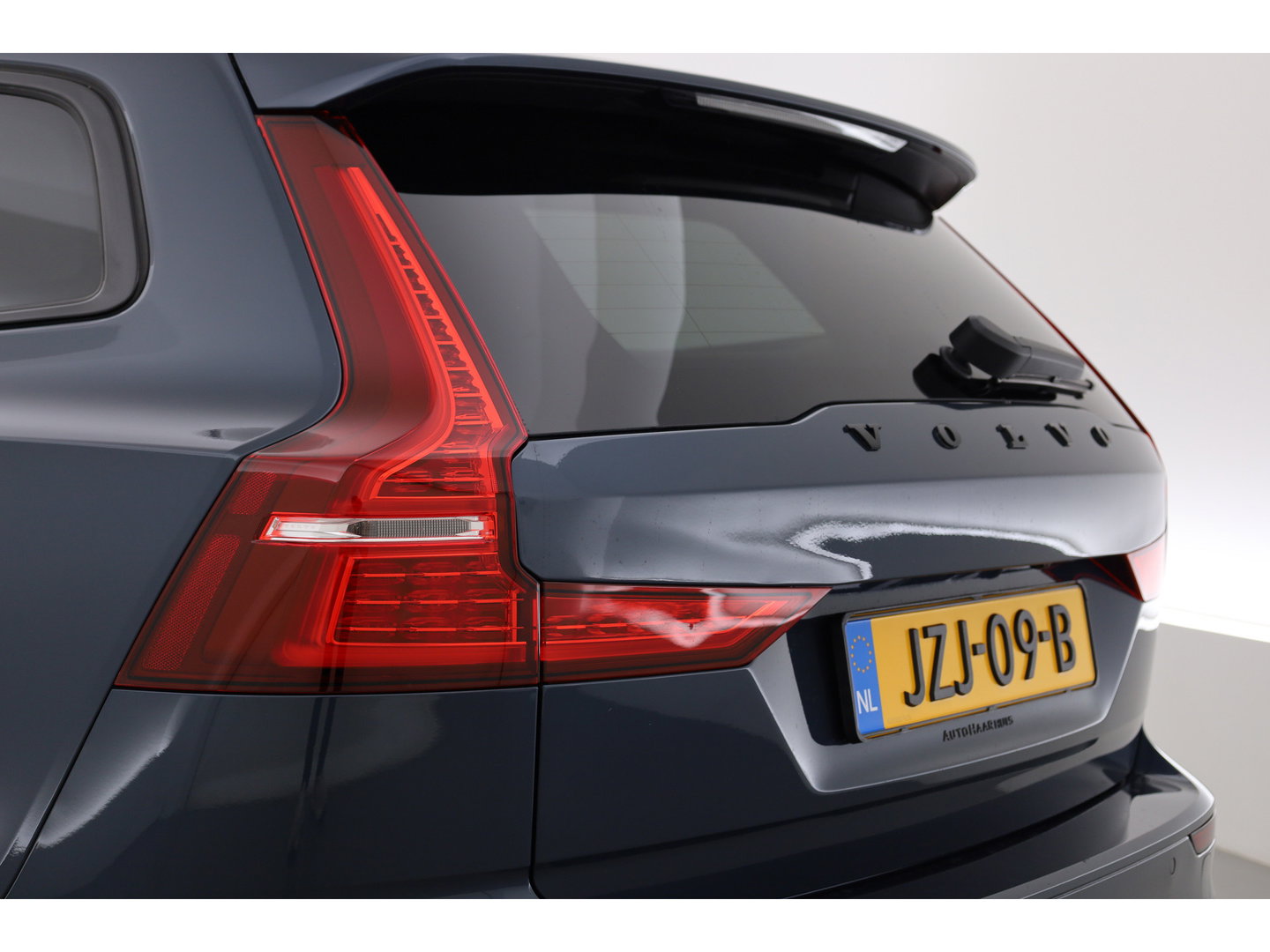 Volvo V60 2.0 B4 Ultra Dark | Pano | HUD | 360cam | Memory | Google info. | Pilot Assist | Stoel- Stuurverw. | H&K Audio